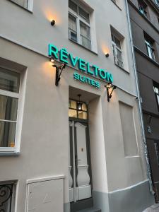 里加Revelton Suites Riga的带有后送套房标志的建筑