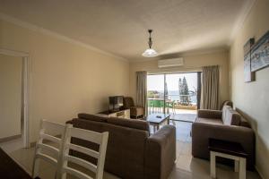 乌旺戈海滩Saints View Resort Unit 19的客厅配有沙发和椅子