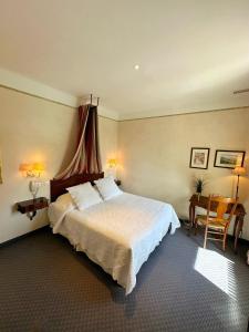 坎松瑞雷巴黎圣母院酒店的卧室配有一张床和一张桌子及椅子