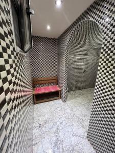 特马拉Hostel 3alame的带淋浴、长凳和浴缸的浴室