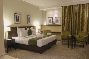 贝鲁特巴黎人酒店的酒店客房带一张大床和两张椅子