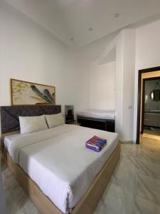 沙姆沙伊赫Jasmine Resort & Aqua park的一间卧室,卧室内配有一张大床