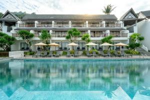 芭东海滩Andamantra Resort and Villa Phuket - SHA Extra Plus的从游泳池可欣赏到酒店景色