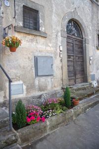 维托尔基亚诺Casetta dei Nonni的门前有鲜花的建筑