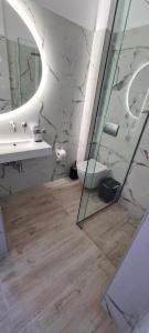 拉夫蒂港起亚尼阿克迪酒店的一间带水槽、卫生间和镜子的浴室