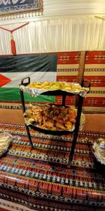 瓦迪拉姆Magic Bedouin Star的盘子上摆着食物