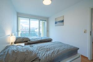 菲尔斯滕瓦尔德2 Zimmer mit Balkon, Wohnzimmer mit Arbeitsplatz, zentral, top!的卧室设有两张床,带窗户