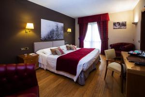 圣文森特天堂酒店及疗养中心的配有一张床和一张书桌的酒店客房