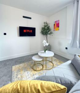 诺里奇Luxury Norwich City Centre Apartment - Free Parking的客厅配有沙发和桌子