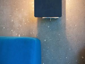 阿克1800Studio Les Arcs 1800, 1 pièce, 5 personnes - FR-1-346-346的一张蓝色椅子,坐在墙上的地板上