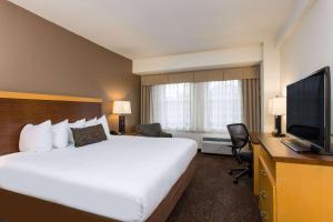 华盛顿戴斯华盛顿酒店 - 康涅狄格大道的配有一张床和一台平面电视的酒店客房