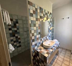 坎松瑞雷巴黎圣母院酒店的一间带水槽和镜子的浴室