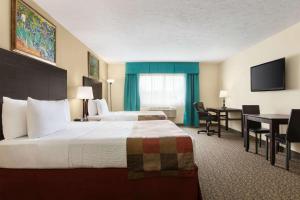 蒙特利尔蒙特利尔东部戴斯酒店的酒店客房设有一张大床和一张书桌。