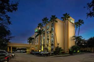 西棕榈滩西棕榈滩机场拉昆塔酒店 的停车场内棕榈树的酒店