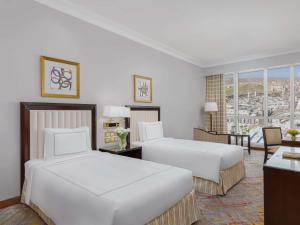 麦加马卡姆麦加瑞士酒店及度假村的酒店客房设有两张床和窗户。
