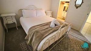 TeralbaThe Pelicans Rest的一间卧室配有一张床,上面有两条毛巾