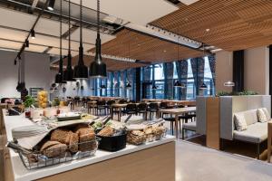 埃斯波Heymo 1 by Sokos Hotels的餐厅设有面包柜台和桌子