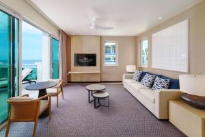 圣菲利普Wyndham Grand Barbados Sam Lords Castle All Inclusive Resort的客厅配有沙发、桌子和窗户