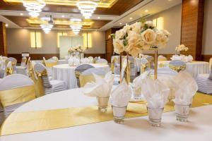 卡尔加里丽笙酒店及会议中心卡尔加里机场东的宴会厅,配有带白色花瓶的桌子