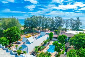 芭东海滩Karon Island Boat Boutique Hotel的享有带游泳池的度假村的空中景致