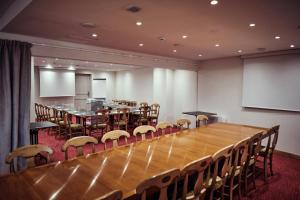 索略德拉图尔奧克索瓦酒店的大型会议室,配有长桌子和椅子