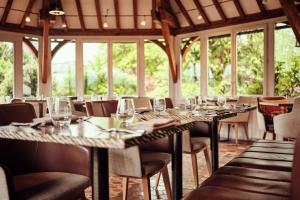 索略德拉图尔奧克索瓦酒店的用餐室配有带酒杯的长桌