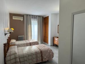奥尔希瓦米拉索尔酒店的酒店客房设有两张床和窗户。