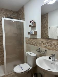 奥尔希瓦米拉索尔酒店的浴室配有卫生间、盥洗盆和淋浴。