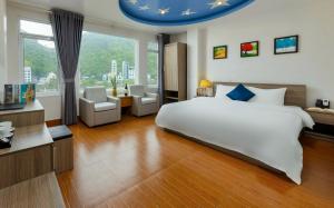 吉婆岛吉婆岛中央2号酒店 的卧室设有一张白色大床和大窗户