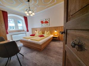 拜尔施泰因Winzerschenke的一间卧室配有一张床和一把椅子