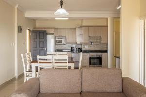 乌旺戈海滩Saints View Resort Unit 20的厨房配有沙发和桌椅