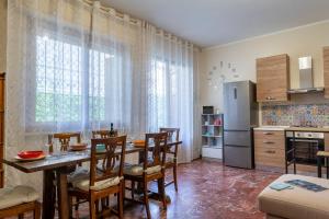 马尔米堡Villino Claudia的厨房以及带桌椅的用餐室。