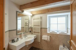 卡瓦莱塞Hotel Bellavista的浴室设有2个水槽和镜子