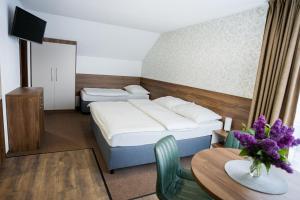 贝谢诺瓦Apartmány Banff的酒店客房配有一张床、一张桌子和一张桌子。