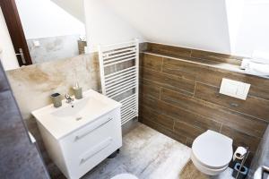 贝谢诺瓦Apartmány Banff的浴室配有白色水槽和卫生间。