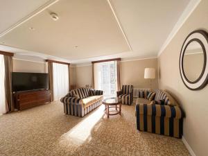 施库尔Scuol Palace Bed & Breakfast的客厅配有2张沙发和1台平面电视