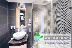 台中市奇异果快捷旅店 - 捷运文心店 (逢甲1店) 的一间带水槽和淋浴的浴室