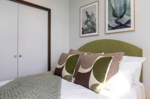 奥平顿Palm Tree House - Sahara的一间卧室配有一张带两个枕头的床