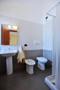圣乔瓦尼·罗通多卡萨奥格罗住宿加早餐旅馆的一间带水槽、卫生间和镜子的浴室
