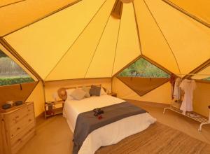 巴利-略夫雷加Camping 3 Estrellas Costa Brava的帐篷内一间卧室,配有一张床