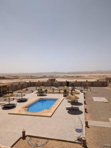 梅尔祖卡Traditional Riad Merzouga Dunes的沙漠中带游泳池的度假胜地