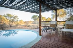 克拉塞利尔自然保护区徒步非洲山林小屋的甲板上的游泳池配有两把椅子和一张桌子