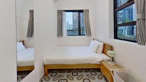 香港Habyt Bridges Collection的小房间设有床和2个窗户