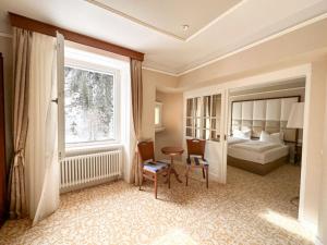 施库尔Scuol Palace Bed & Breakfast的酒店客房设有床和窗户。