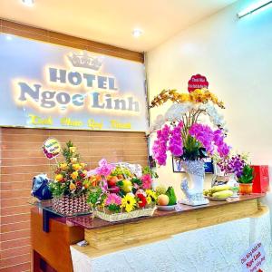Trung AnNGỌC LINH MT的酒店客房的柜台上摆放着鲜花和水果
