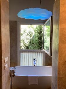 佛罗伦萨佛罗伦萨艺术公寓的带窗户的浴室设有大浴缸