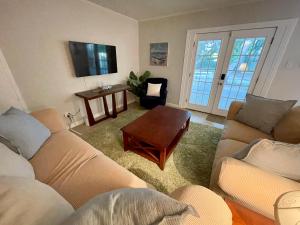 莫比尔Cottage Hill Comfort的客厅配有两张沙发和一张桌子