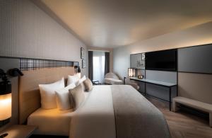 美因河畔法兰克福法兰克福莱昂纳多皇家酒店的酒店客房,配有床和电视