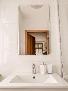 ZieleniakZielonoMi的浴室设有白色水槽和镜子