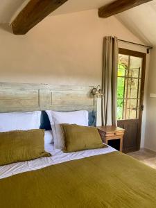 穆斯捷-圣玛丽La Bouscatière的一间卧室设有一张大床和一个窗户。
